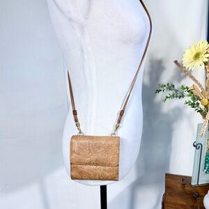 Vintage Wilson’s Leather Coin Embossed Micro Crossbody Wallet💛